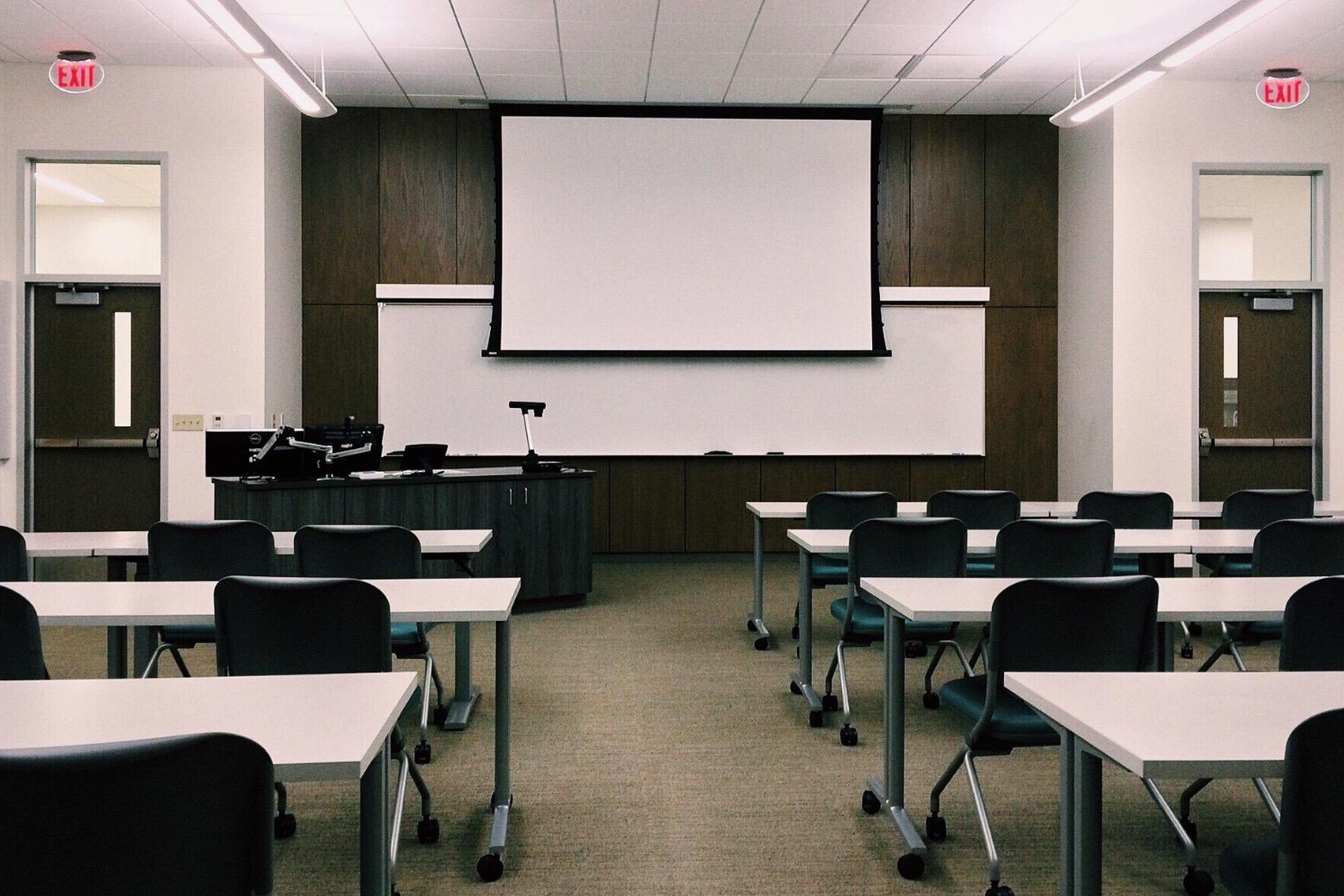 学生在校园课堂参加双轨计划考核