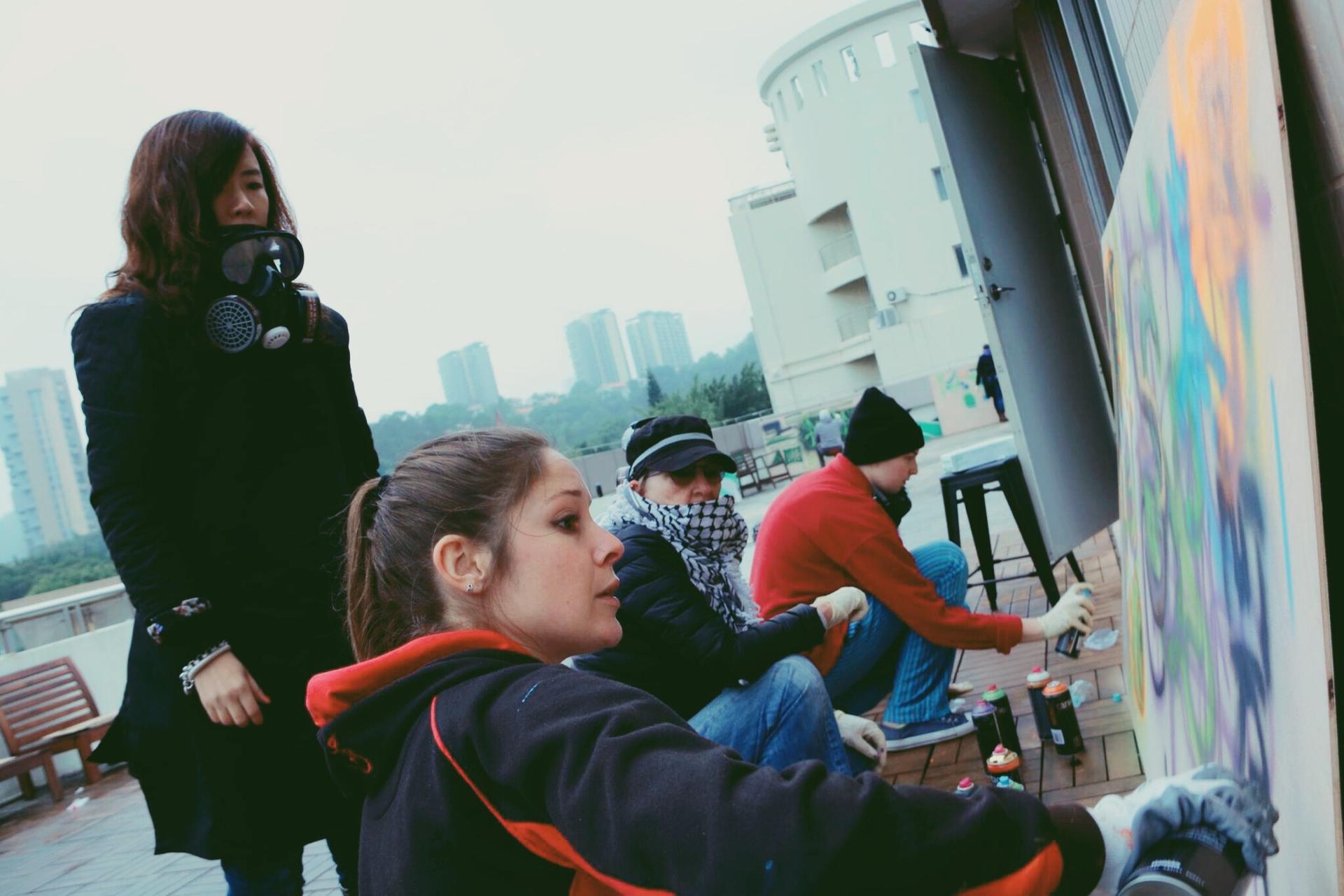 国际教育全球社区中师生交流的场景